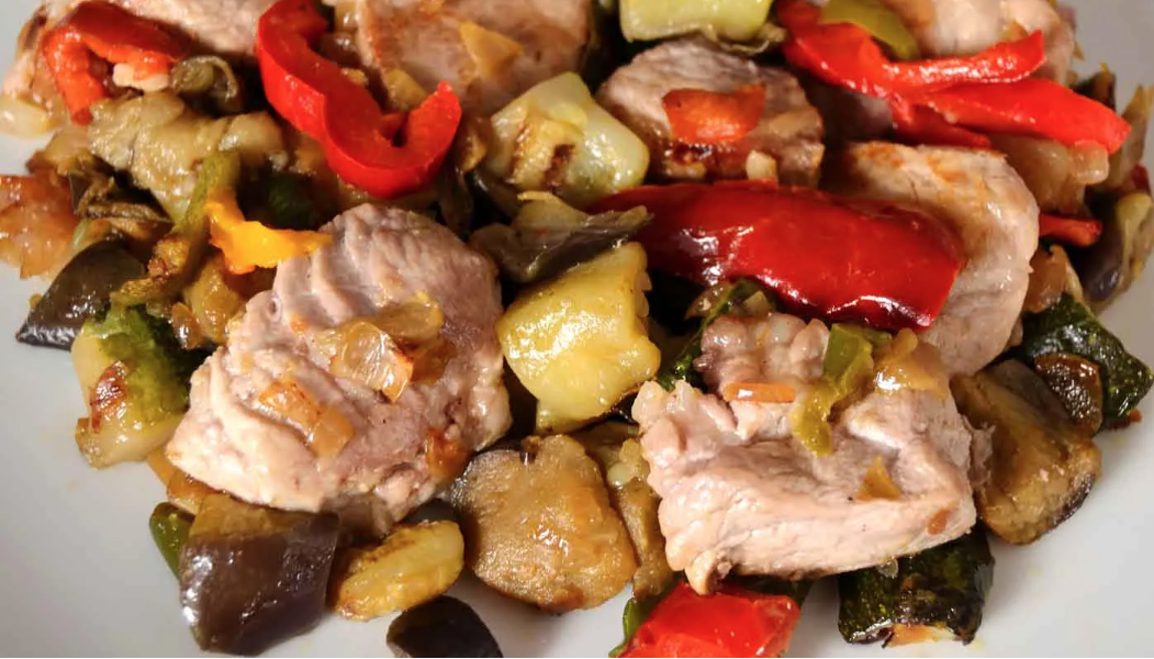 Magra de cerdo con calabacin con olleta de verduras y legumbres.